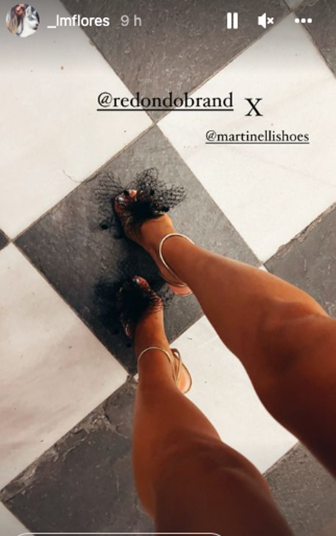 Laura Matamoros con sandalias de Martineli x Redondo Brand