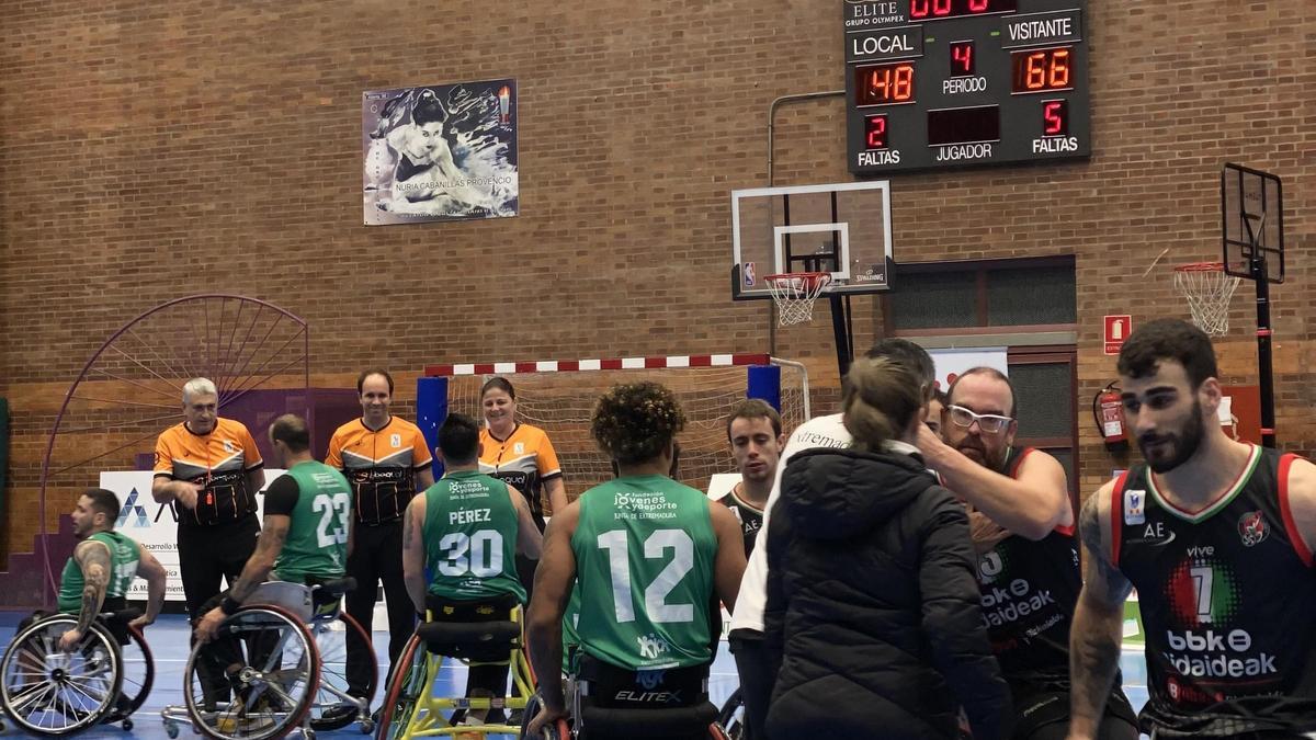 Los jugadores de ambos equipos se saludan al final del partido.