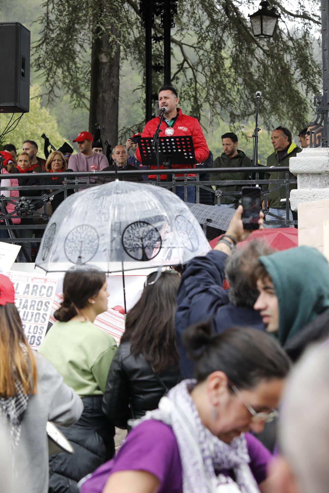 Manifestación de los sindicatos mayoritarios en Langreo por el 1 de mayo.