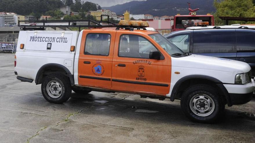 Un coche de Protección Civil de Arteixo