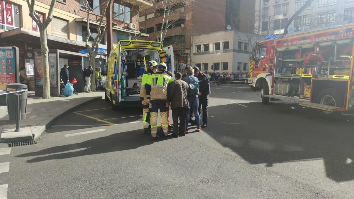 Los bomberos de Zamora y Policía Nacional conversan con familiares de los lesiondos.
