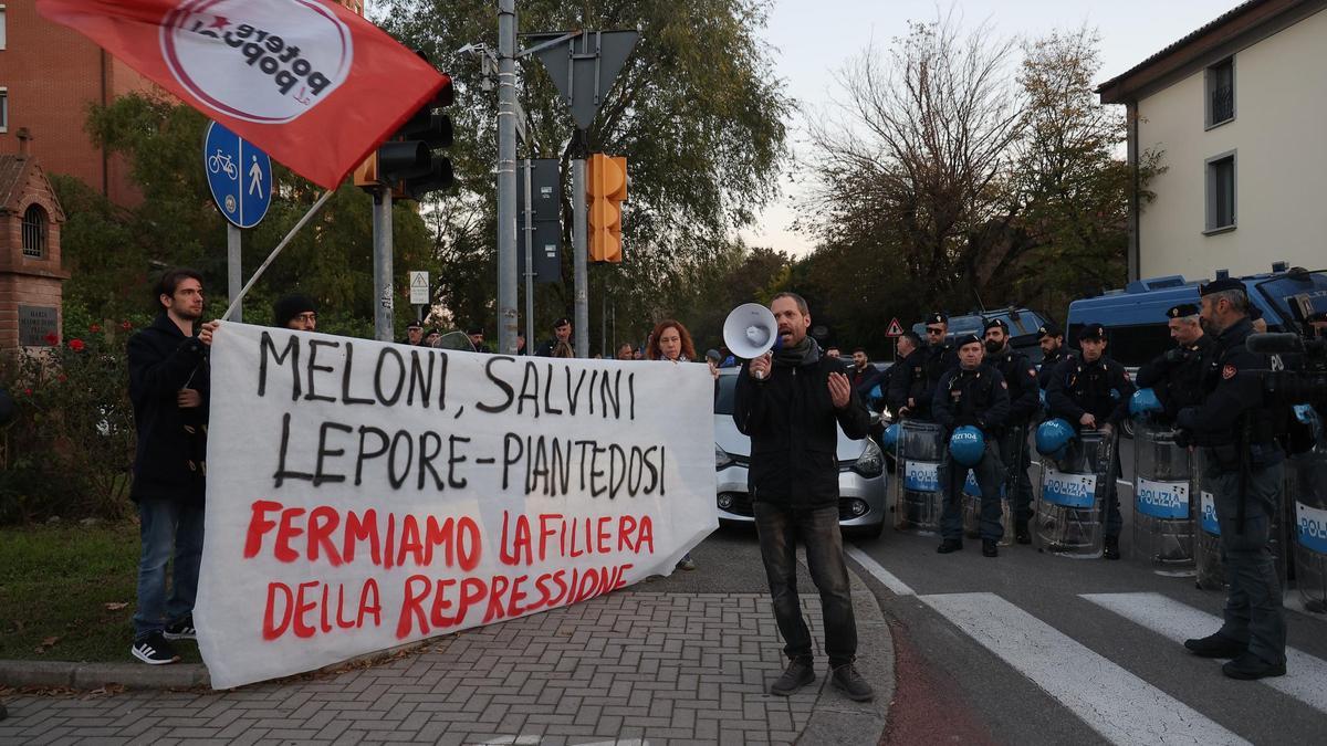 Protesta del grupo Potere al Popolo contra un mitin de Matteo Salvini y la candidata a presidir la región de Emilia Romaña, Elena Ugolini, el pasado 11 de noviembre en Bolonia.