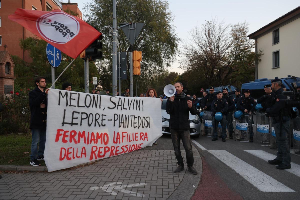 Protesta del grupo Potere al Popolo contra un mitin de Matteo Salvini y la candidata a presidir la región de Emilia Romaña, Elena Ugolini, el pasado 11 de noviembre en Bolonia.