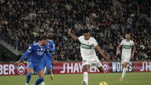 El delantero del Elche FC Álvaro Rodríguez (d) marca ante la presencia del defensa Raúl Asencio (i) del Real Madrid durante el partido de la jornada 13ª de LaLiga entre el Elche CF y el Real Madrid en el estadio Martínez Valero. EFE/Pablo Miranzo. (REAL MADRID) (ELCHE)