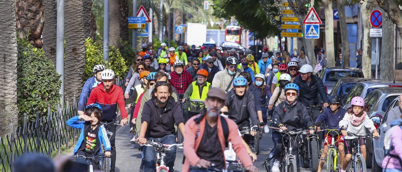 Participantes de la bicifestación en favor del carril bici litoral.