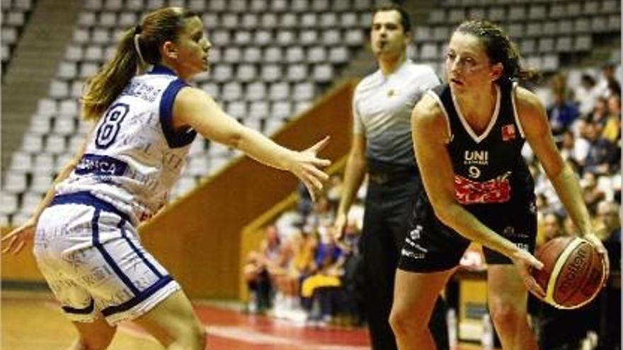 Noemí Jordana, defensada per Patricia Cabrera (Ferrol), en el partit de la primera volta a Fontajau.