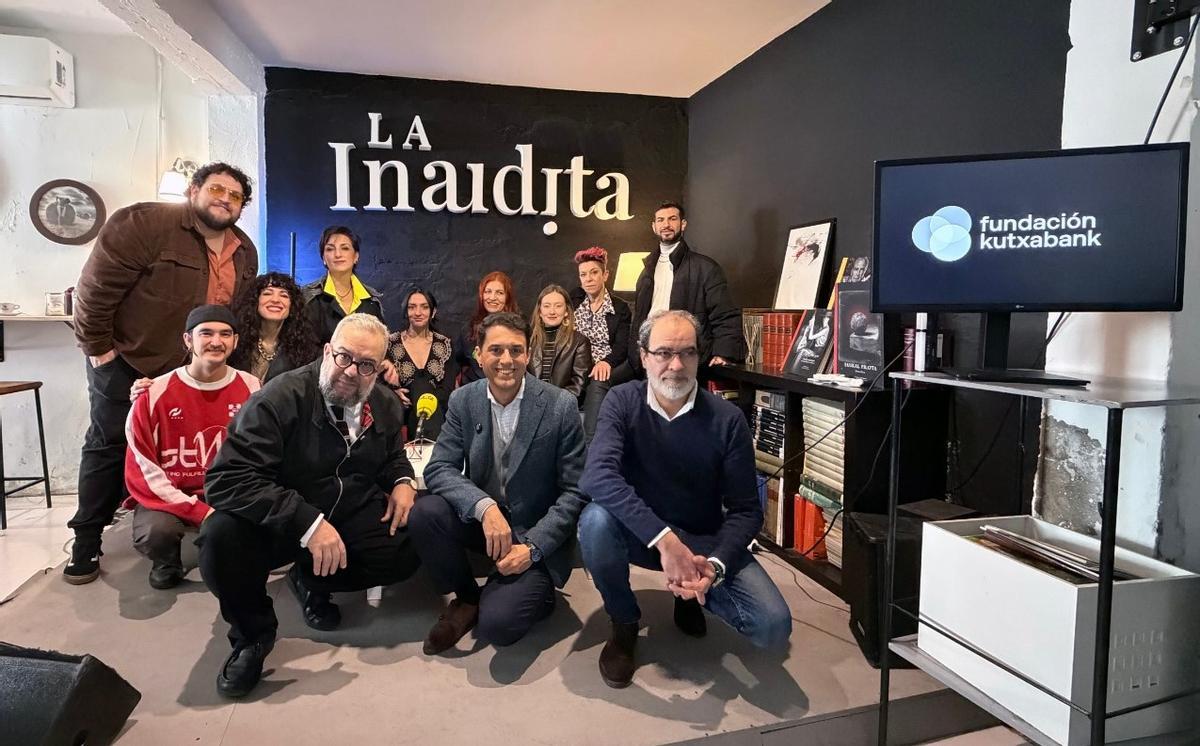 El director de la Fundación Kutxabank, Leopoldo Izquierdo; Juan Luis Piqueras, en representación de La Inaudita SCA, y Robie Rojas, director de contenidos del proyecto, junto a los artistas en presentación de 'Córdoba Vibra 2026'.