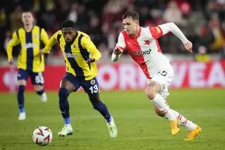 Resumen, goles y highlights del Slavia Praga 1-2 Fenerbahçe de la jornada 5 de la Europa League