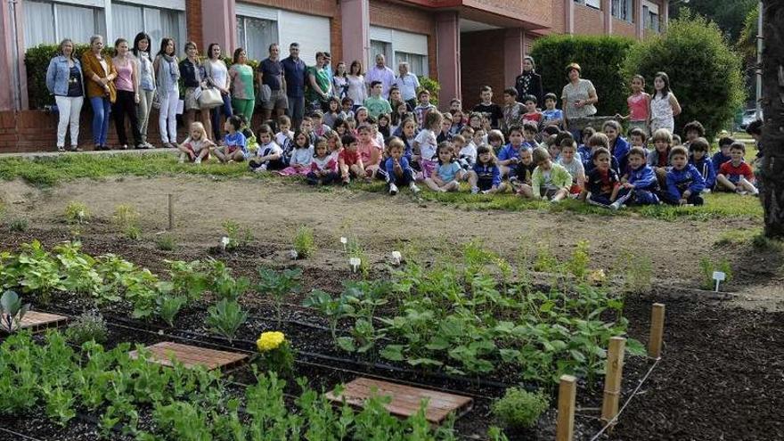 La comunidad educativa de Oca, tras el hermoso huerto ecológico que ha diseñado.