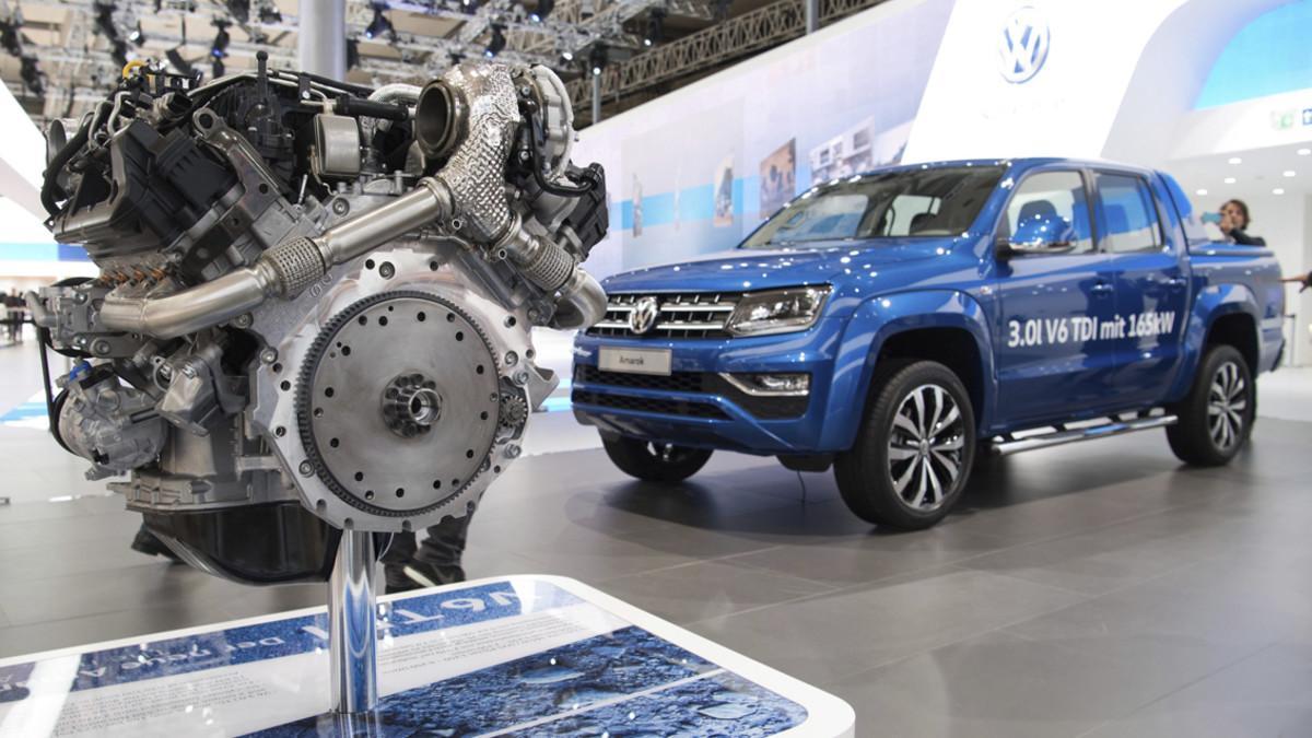 MER10 HANNOVER (ALEMANIA) 21/09/2016.- Un motor diésel V6 TDI de 3 litros y un Volkswagen VW Amarok son expuestos durante la 66 edición de la feria IAA de Vehículos Comerciales en Hannover, Alemania, hoy, 21 de septiembre de 2016. Alrededor de 2.000 expositores de 52 países presentan sus innovaciones tecnológicas o sistemas de conducción autónoma en esta feria, que abre sus puertas desde el 22 al 29 de septiembre. EFE/Julian stratenschulte