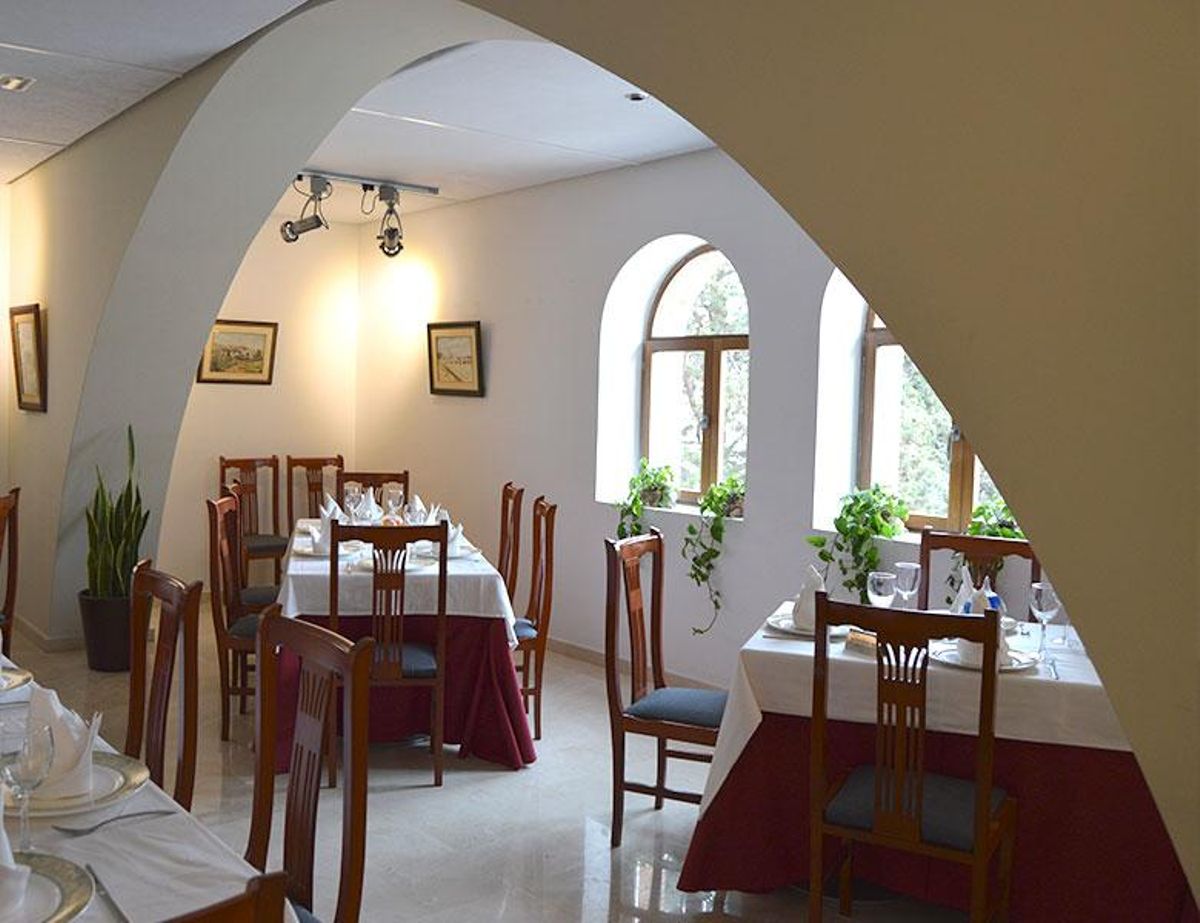 El salón principal del Restaurante La Mola, con capacidad para 85 comensales, es el lugar ideal para celebrar eventos familiares.