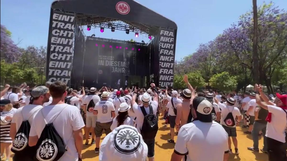 Las aficiones de Rangers y Eintracht ponen el color a las calles de Sevilla