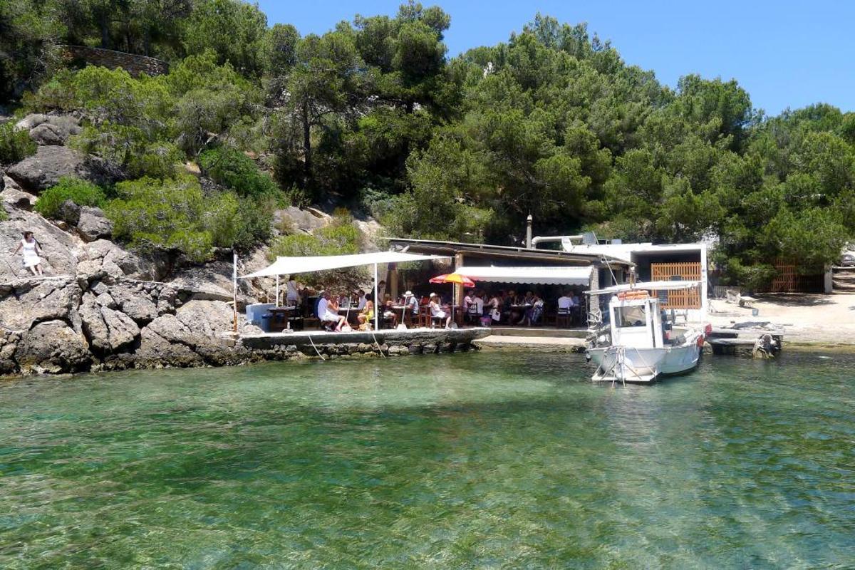 Cala Mastella. En ella se encuentra uno de los chiringuitos más conocidos de la isla. Sus aguas son transparentes.