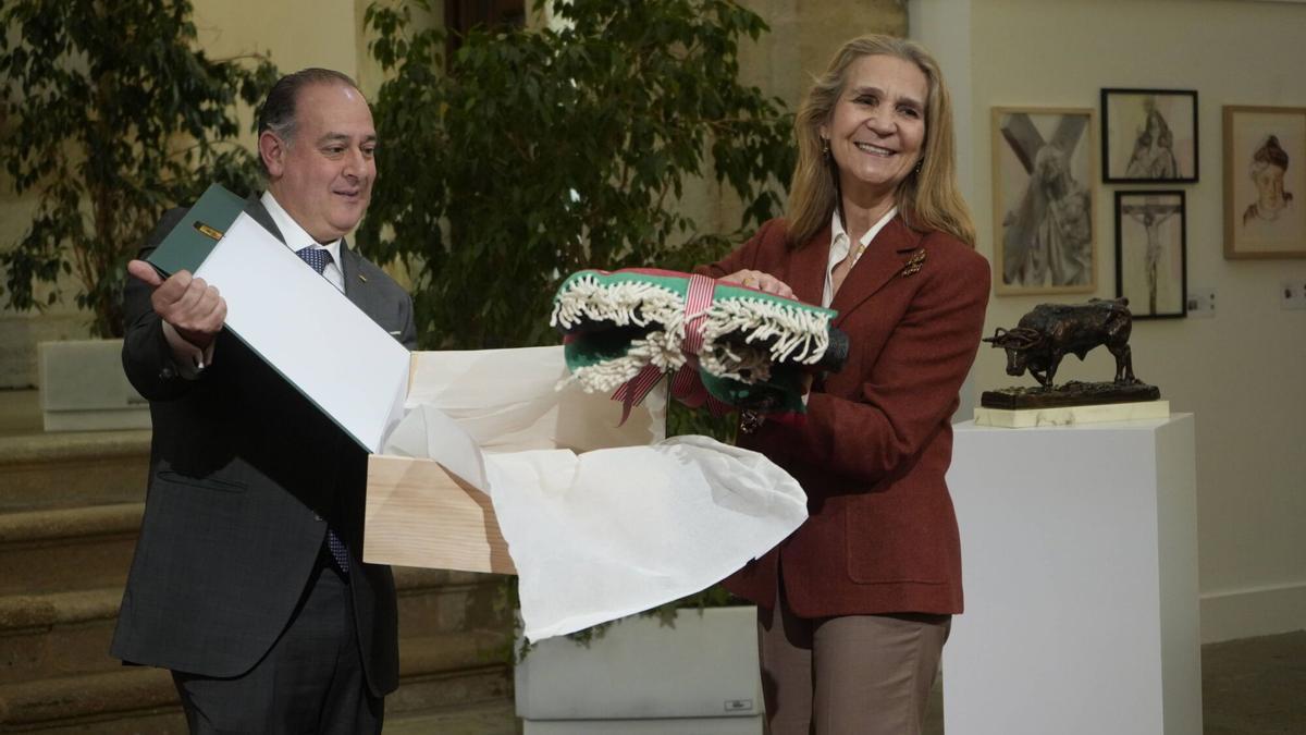 La infanta Elena recoge una manta zamorana.