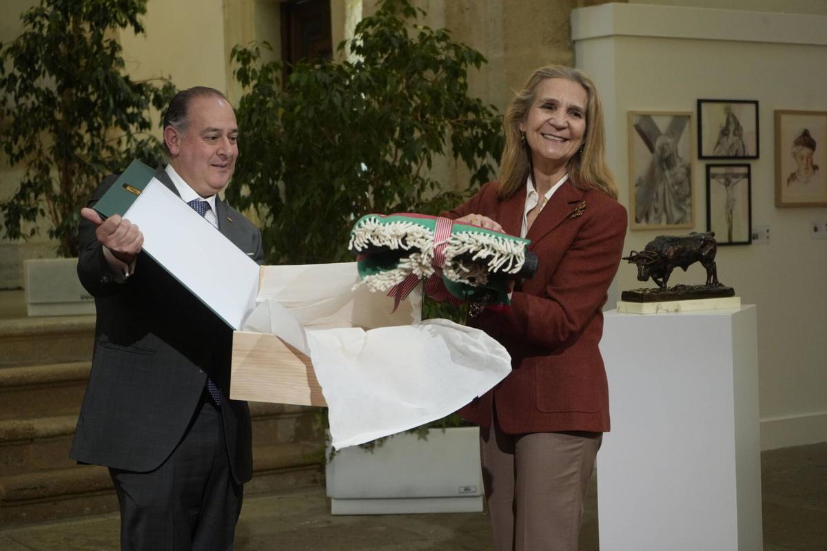 La infanta Elena recoge una manta zamorana.