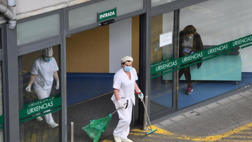 Trabajadoras y pacientes a la puerta de Urgencias de Montecelo