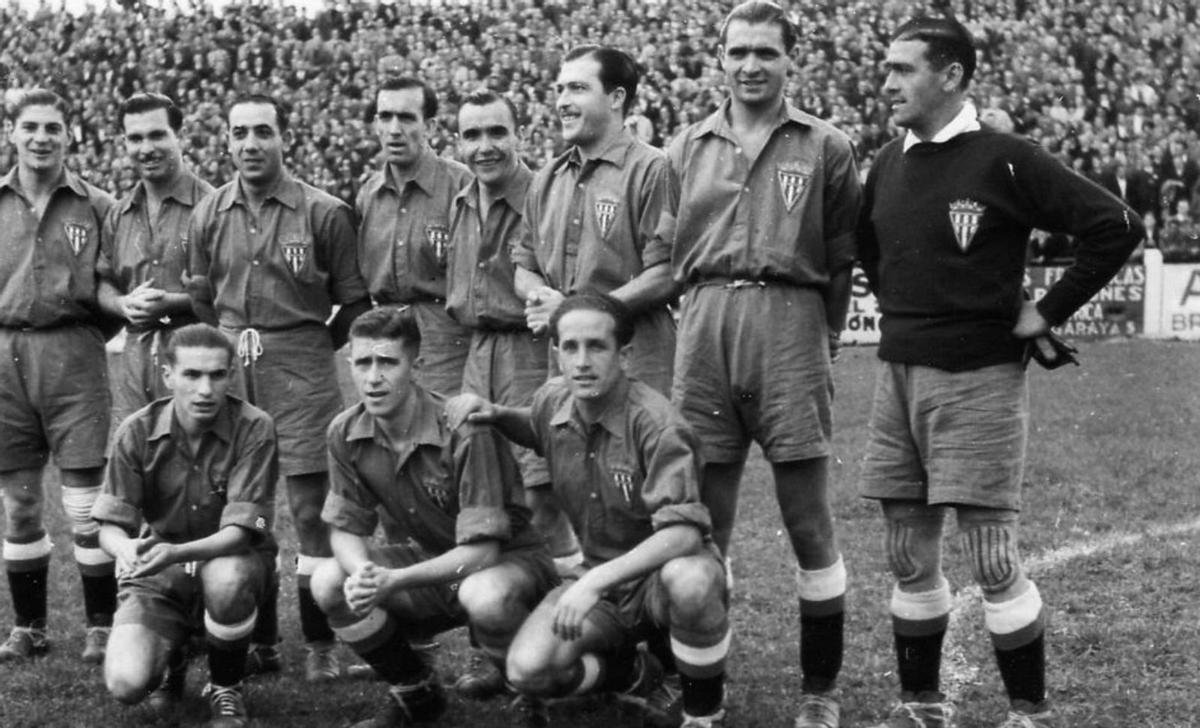 El Sporting, con la segunda equipación en la temporada 1970-71 en el feudo del Atlético de Madrid: de pie, Castro, Echevarría, Fabián, Hernández, Puente y Alonso; agachados, Lavandera, José Manuel, Quini, Valdés y Churruca. A la derecha, el Sporting, con la segunda equipación en El Molinón en la temporada 1944-45 en un partido contra el Granada: de pie, Dindurra, Liz, Calleja, Ceballos, Sión III, Domingo, Gayol y Héctor; agachados, Chano Castañón, Cervigón y Tamargo. | COLECCIÓN F. YUSTAS