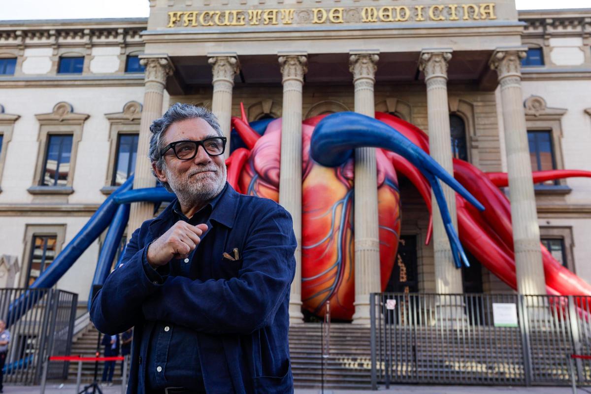 El Corazón secreto de Jaume Plensa late en la fachada del Hospital Clínic y de la UB