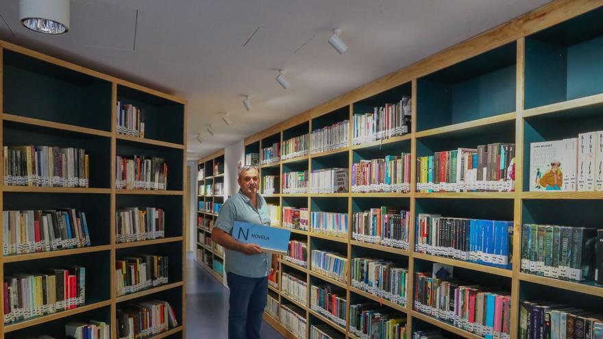 Los trabajadores de la biblioteca estuvieron ayer con los últimos detalles para la esperada reapertura de hoy.