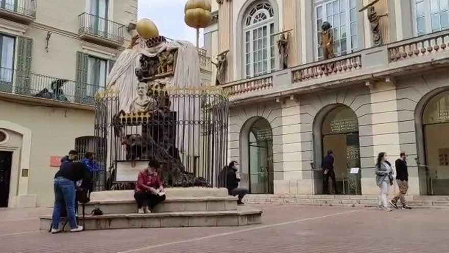 La Plaça Gala i Salvador Dalí amb visitants a l&#039;espera per entrar.
