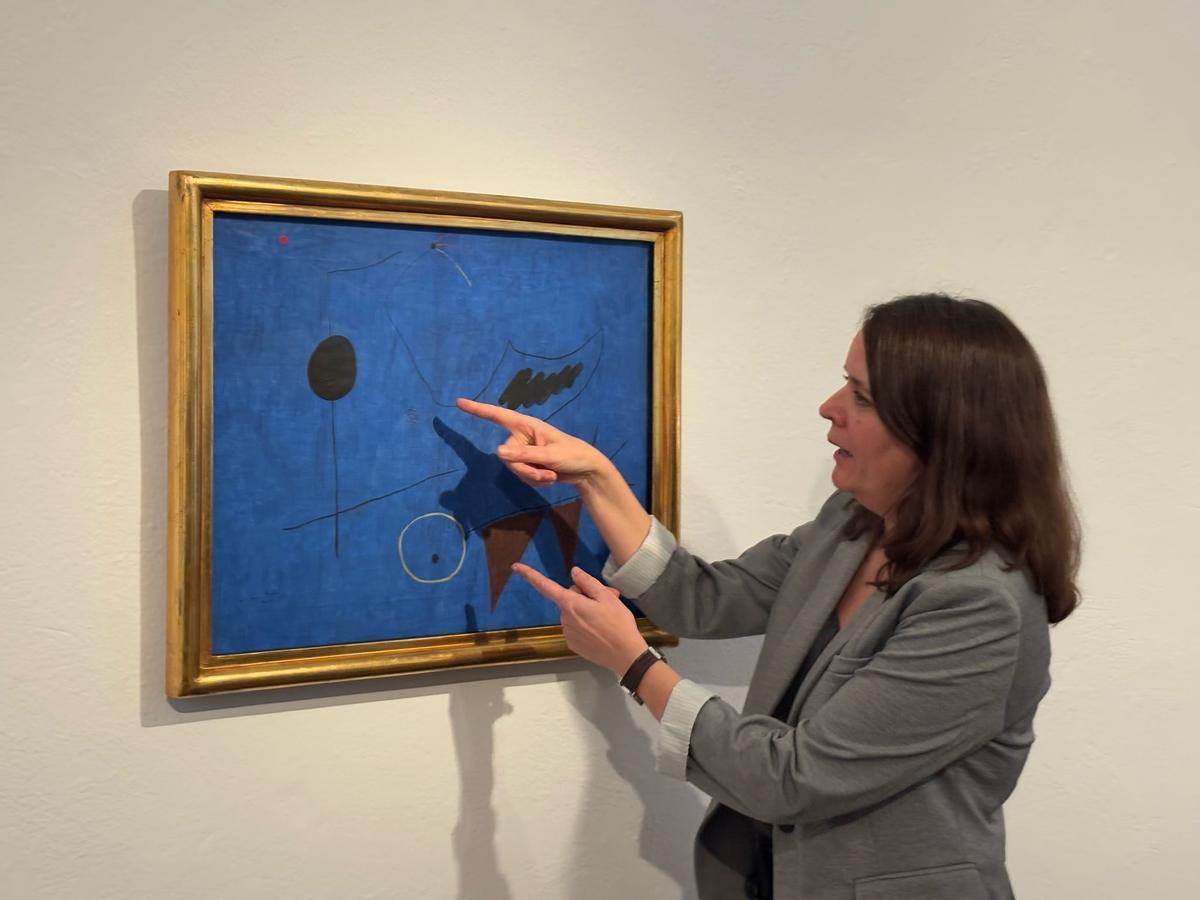 La jefe de Conservación y Restauración de la Fundació Miró, Elisabet Serrat, explica el descubrimiento de un retrato de Dolors Ferrà i Oromí, madre de Joan Miró, bajo la obra 'Pintura' (1925-1927).