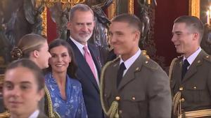 Encuentro sorpresa entre la princesa Leonor y algunos de sus compañeros de la Academia Militar durante el besamanos.