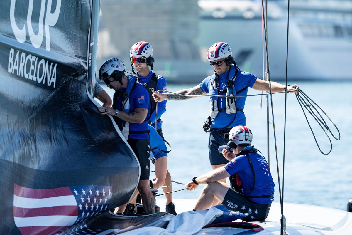 La tripulación de American Magic se prepara en la segunda jornada de las semifinales de la Louis Vuitton Cup, este domingo en Barcelona.