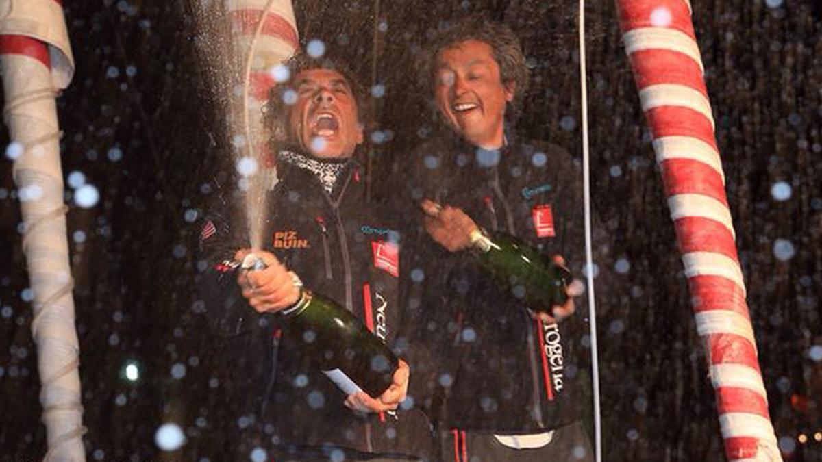 Guillermo Altadill y José Muñoz festejan su segundo puesto en la Barcelona World Race, tras llegar al puerto de la capital catalana