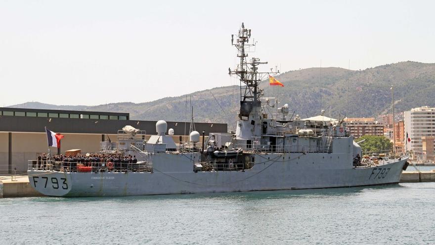 Ein französisches Kriegsschiff liegt im Hafen von Palma de Mallorca