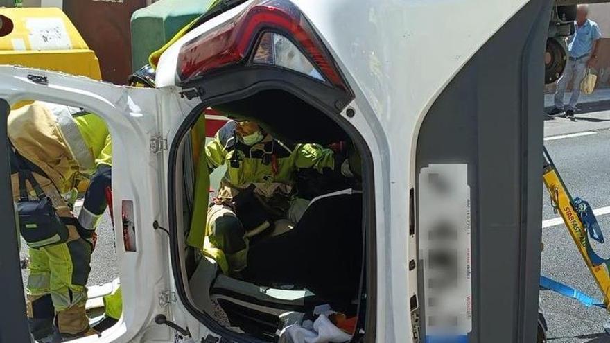 Two Injured in Three-Car Crash in Tenerife After Vehicle Overturns