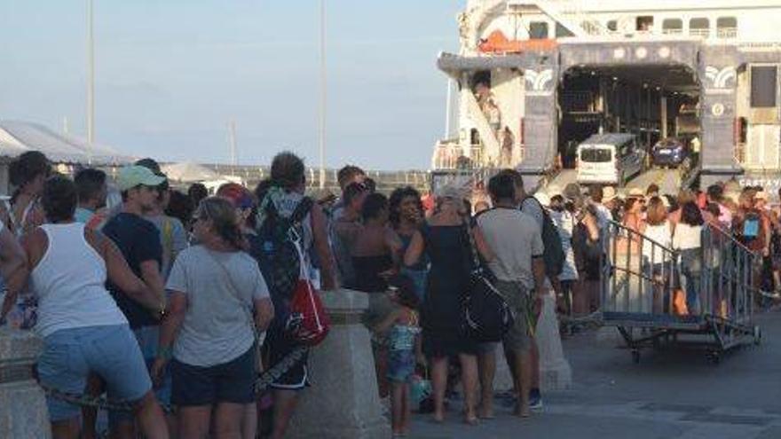 Pasajeros en el puerto formenterense de la Savina, donde se produjo el incidente el martes de la semana pasada.
