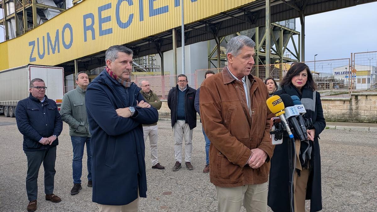 Rafael Sánchez de Puerta informa sobre la inversión de Dcoop en la nueva fábrica de zumos de Palma del Río.