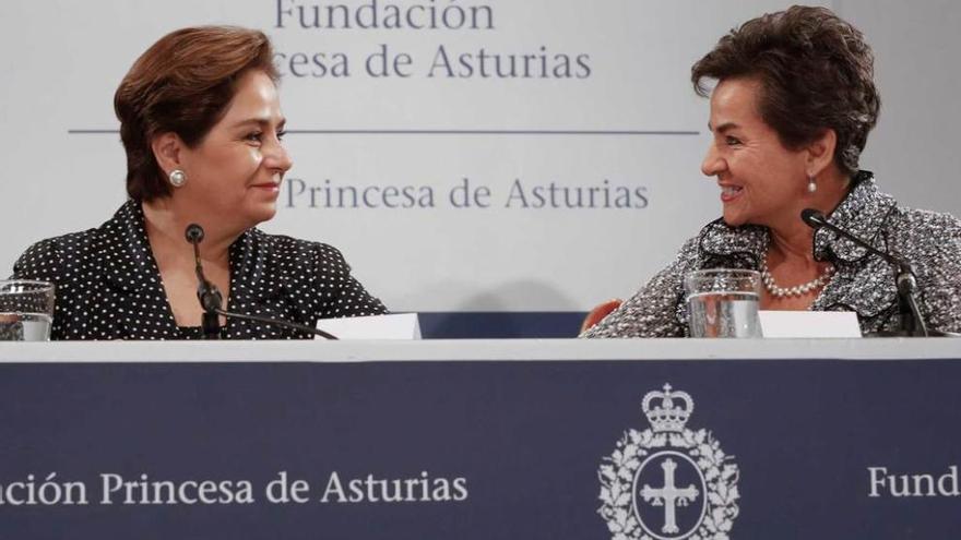 Patricia Espinosa y Christiana Figueres, en un gesto cómplice ayer durante una comparecencia de prensa.