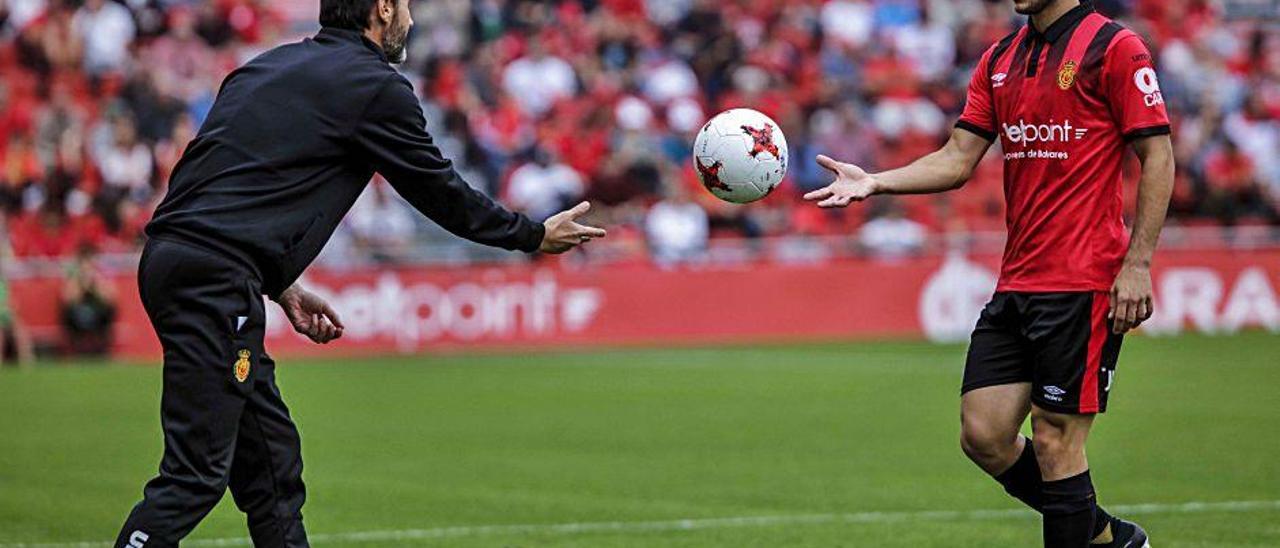 Vicente Moreno le da el balón a Joan Sastre durante un partido de la pasada temporada en Son Moix.