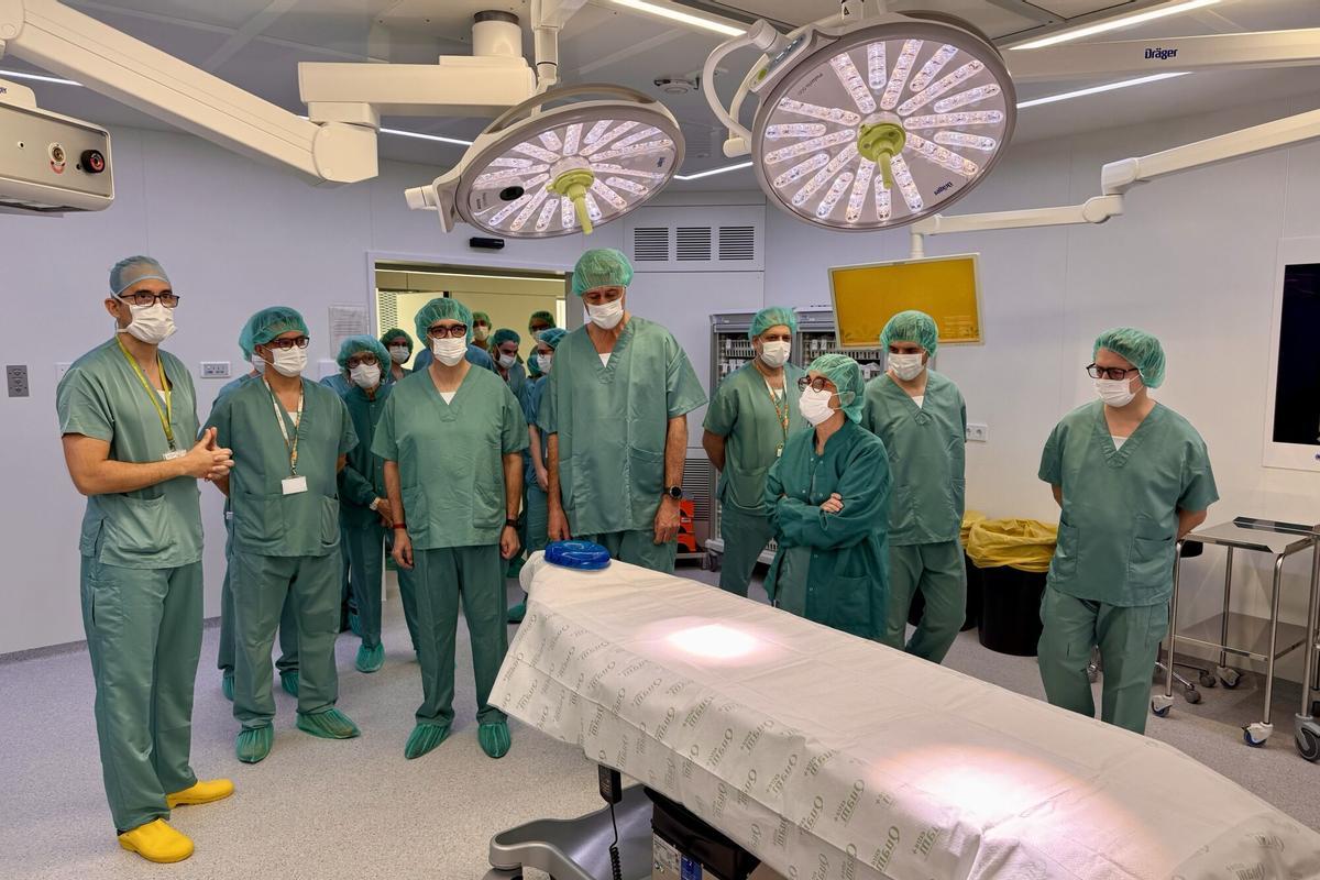 Visita del president de la Generalitat, Salvador Illa, i l'alcalde de Badalona, a un quiròfan de l'ampliació del bloc quirúrgic de l'hospital Germans Trias