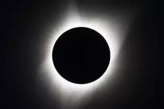 El eclipse solar en Madrid, en directo: a qué hora es, dónde verlo, las gafas homologadas y estado del cielo según Aemet