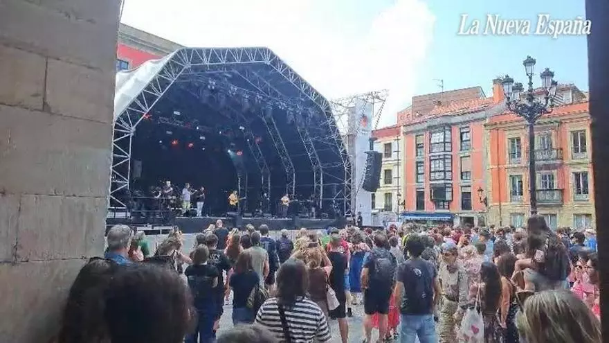 Un homenaje alegre y festivo en N'Alcordanza para la memoria de Ígor Medio y Carlos Redondo