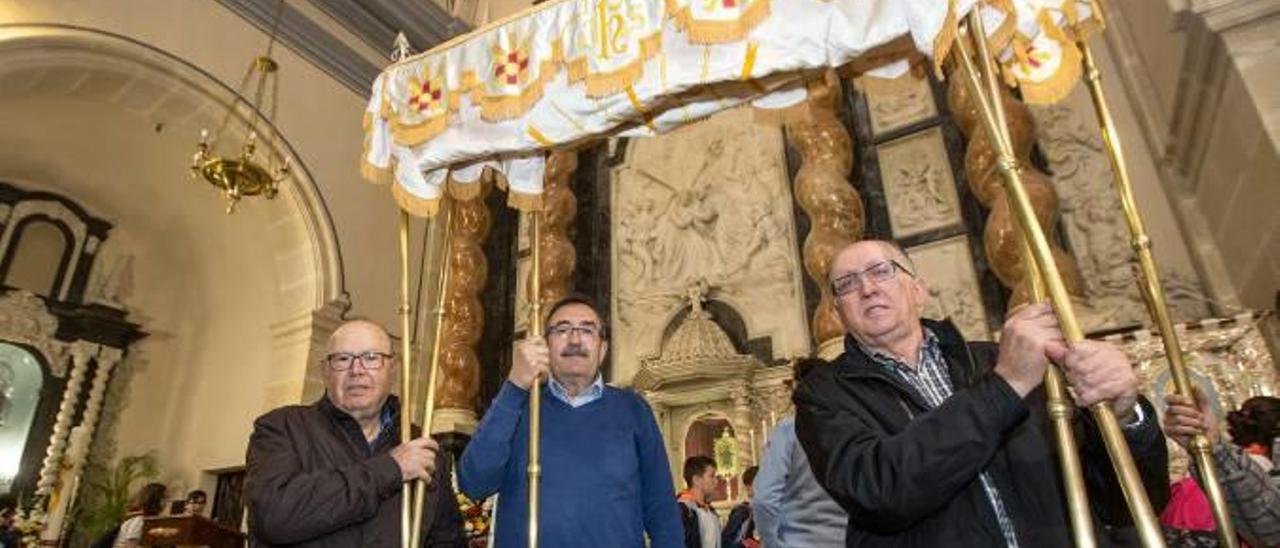 Marcos Espín, Pedro Fulgencio Riera y Tomás José Lillo Climent, tres de los vecinos de Santa Faz que llevan el palio de la Reliquia durante la ceremonia anual.