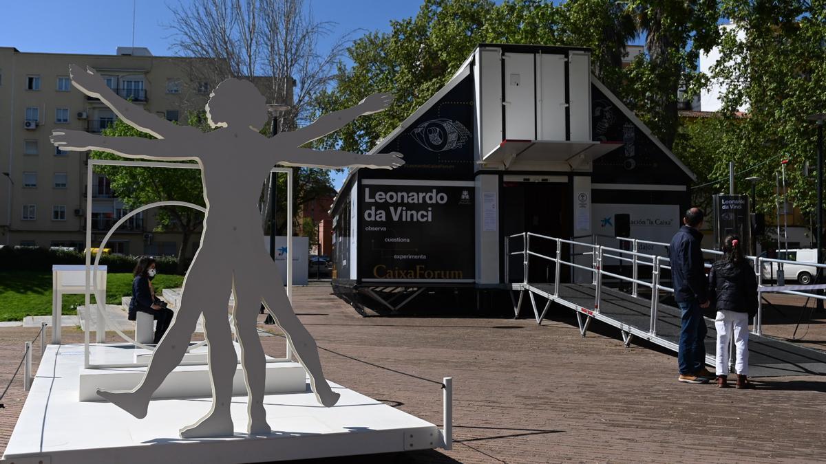 Una de las cuatro estructuras de la exposición colocadas en el parque de Puerta del Pilar.