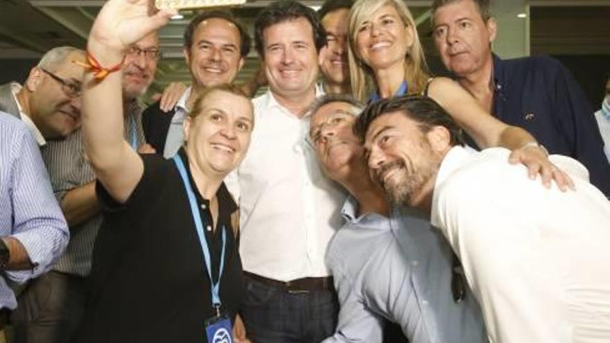 Dirigentes del PP se hacen un selfie la noche de las últimas generales