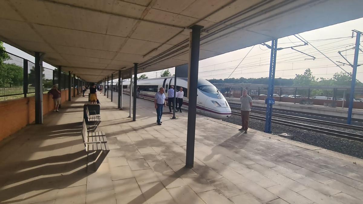 Tren AVE detenido en la estación de Guadalajara-Yebes, a las 19.30 horas