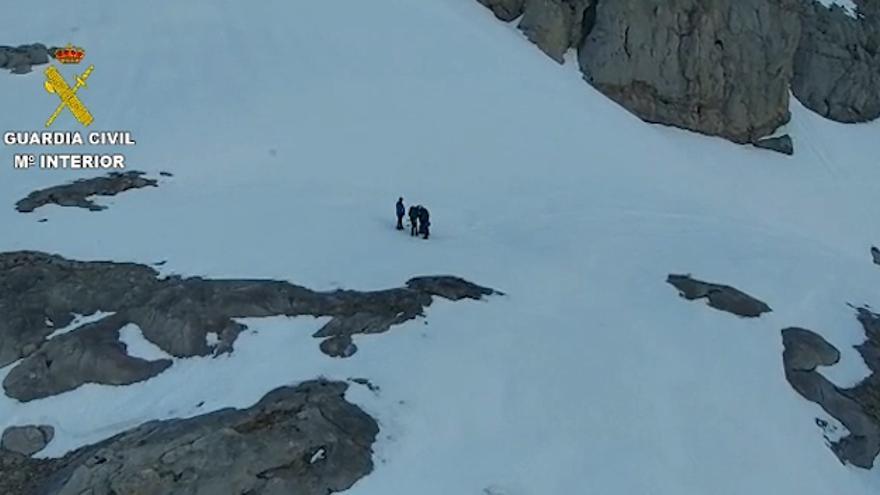 Así fue el rescate de dos montañeros que quedaron atrapados en los Picos de Europa