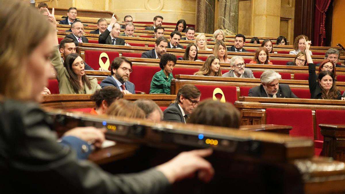 El Parlament aprueba la subida de la tasa turística con ERC y los Comuns a la greña