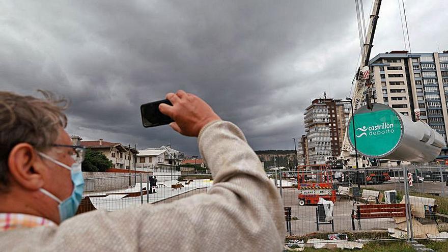 Un vecino fotografía la nueva instalación. | Mara Villamuza