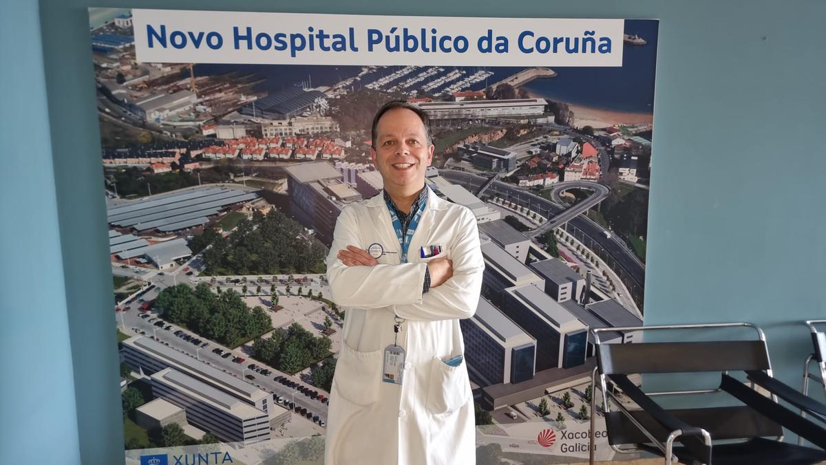 El doctor Alfonso Vidal Casariego, en el Hospital Universitario de A Coruña.
