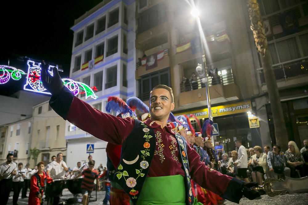 Distintos momentos de la Entrada mora que las tropas de la media luna protagonizaron ayer por las calles de Callosa d´en Sarrià.