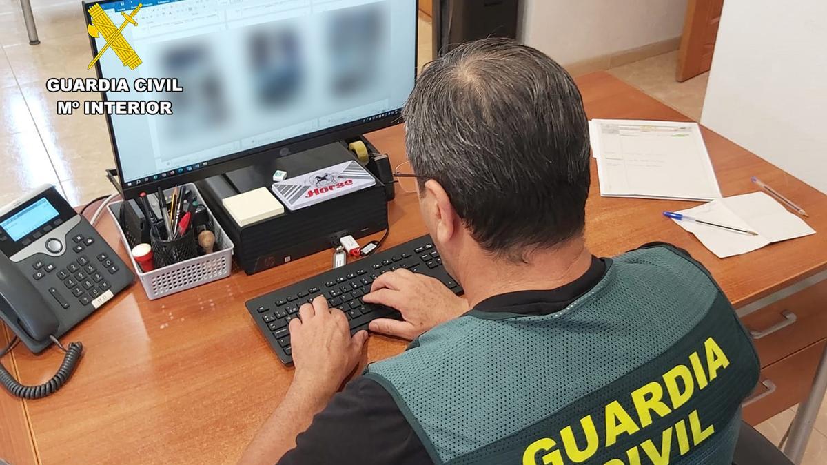Un agente de la Guardia Civil consulta las pruebas del caso