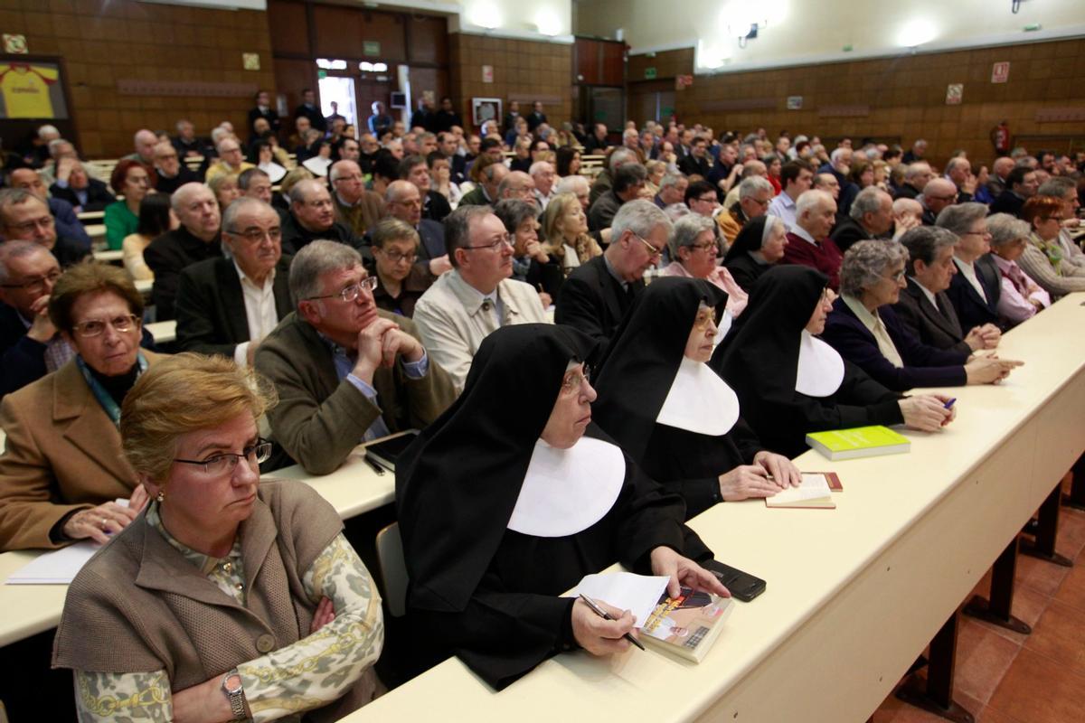 Los numerosos asistentes a la conferencia del cardenal Müller en Oviedo.