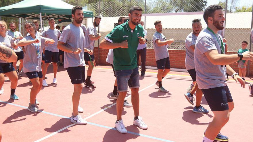 Jaime Fernández se animó a bailar con los monitores y niños del Campus Fundación Unicaja.