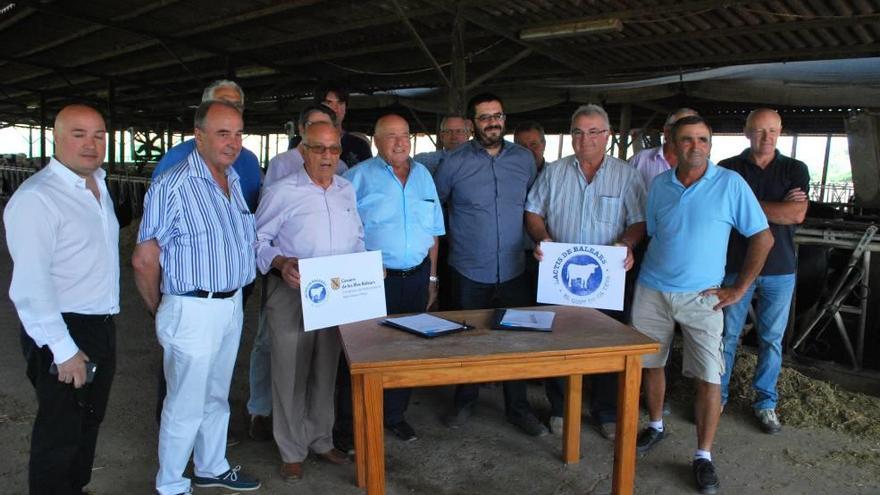 Foto previa a la firma del acuerdo, ayer en Son Suau.